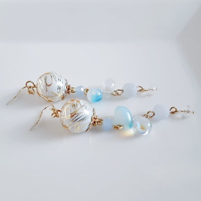 和を感じる☆唐草ビーズとしずくビーズのスカイブルー色のロングピアス/イヤリング