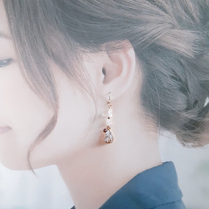 ぷっくりしずくフラワーのガラスチャームとロイヤルブルームーンストーンの上品なピアス/イヤリング