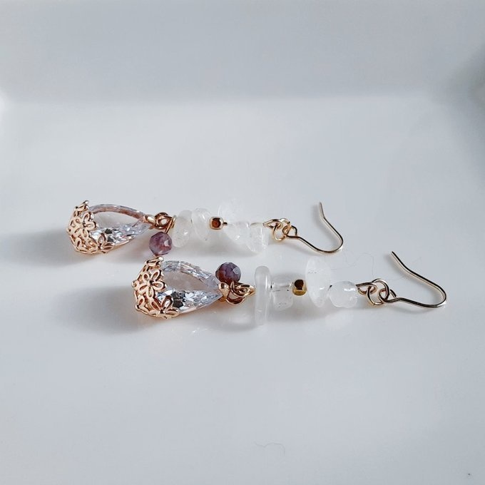 ぷっくりしずくフラワーのガラスチャームとロイヤルブルームーンストーンの上品なピアス/イヤリング