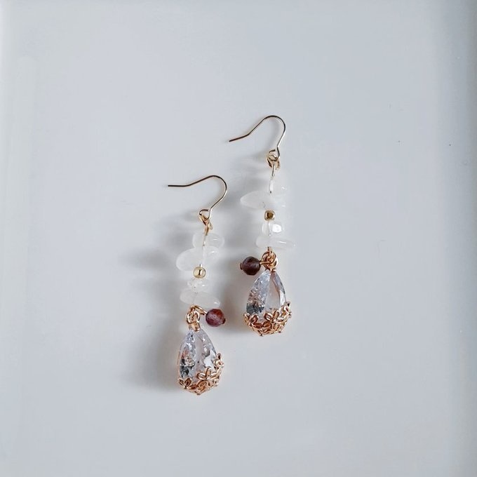 ぷっくりしずくフラワーのガラスチャームとロイヤルブルームーンストーンの上品なピアス/イヤリング