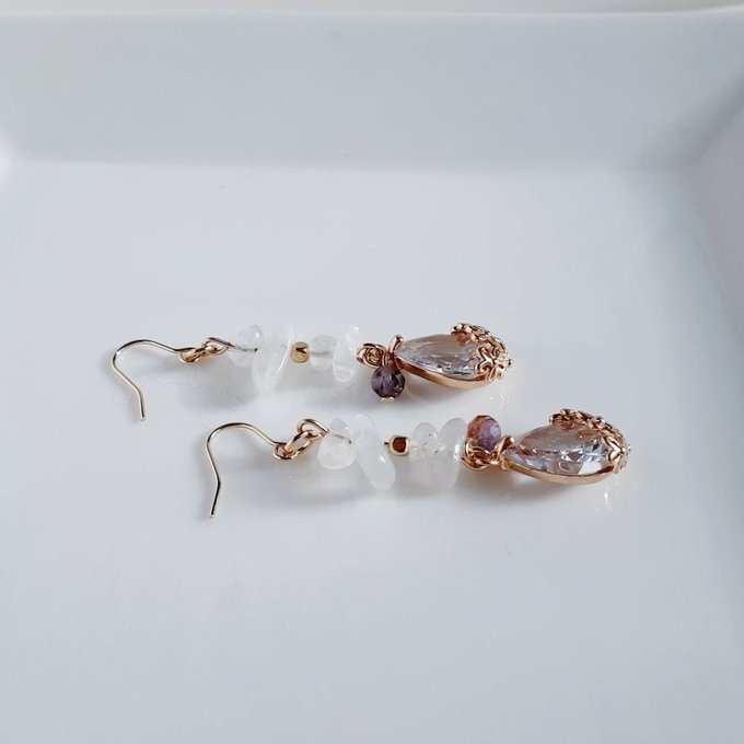 ぷっくりしずくフラワーのガラスチャームとロイヤルブルームーンストーンの上品なピアス/イヤリング