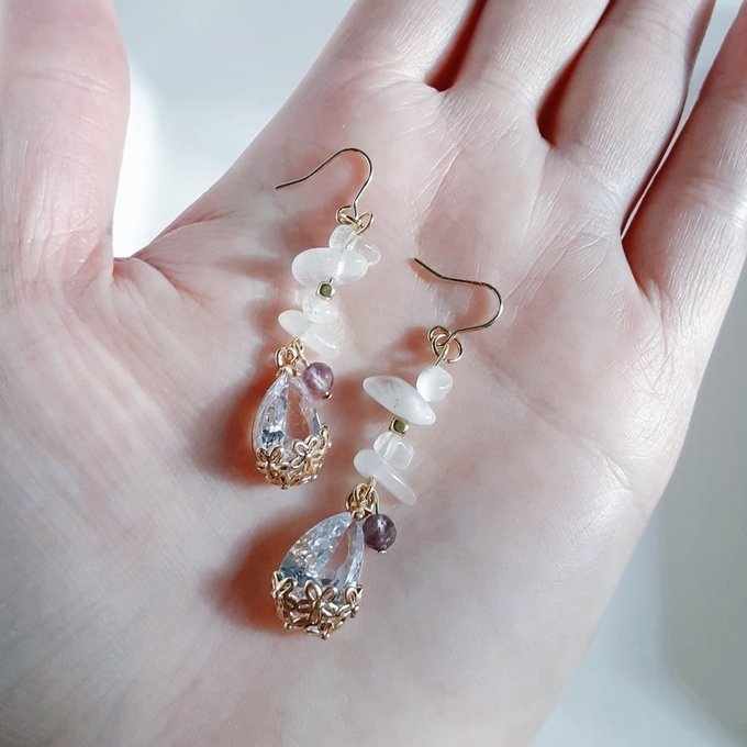 ぷっくりしずくフラワーのガラスチャームとロイヤルブルームーンストーンの上品なピアス/イヤリング