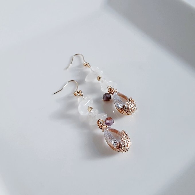 ぷっくりしずくフラワーのガラスチャームとロイヤルブルームーンストーンの上品なピアス/イヤリング