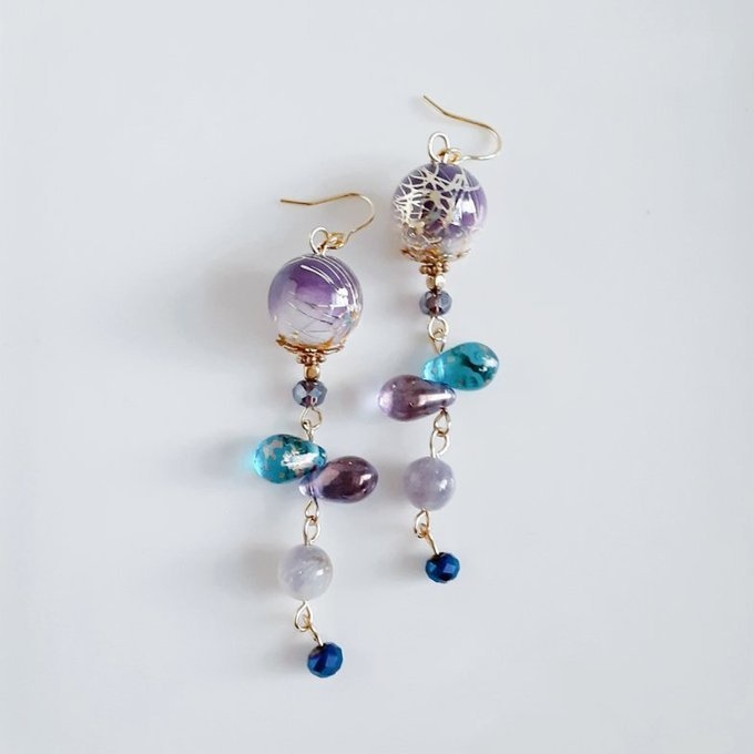 和を感じる☆唐草ビーズとしずくビーズのパープル色のロングピアス/イヤリング