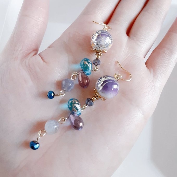 和を感じる☆唐草ビーズとしずくビーズのパープル色のロングピアス/イヤリング