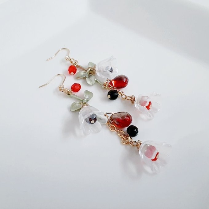 すずらんビーズとしずくビーズが揺れるお洒落ロングピアス/イヤリング(木いちご)