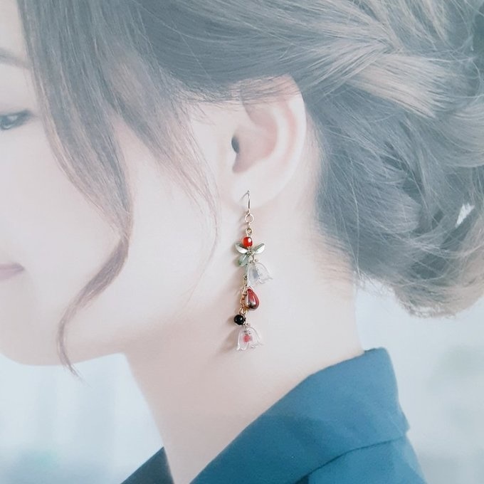 すずらんビーズとしずくビーズが揺れるお洒落ロングピアス/イヤリング(木いちご)