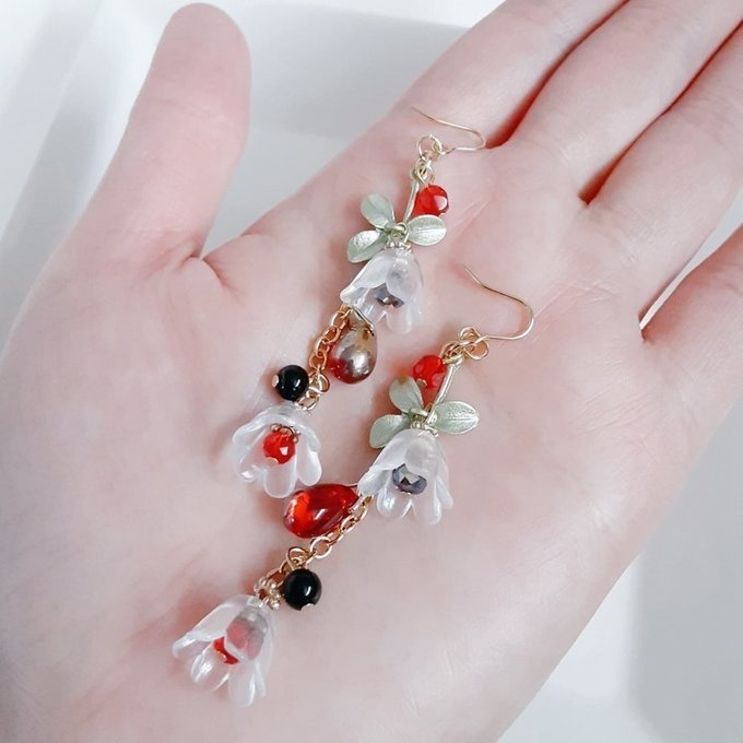 すずらんビーズとしずくビーズが揺れるお洒落ロングピアス/イヤリング(木いちご)