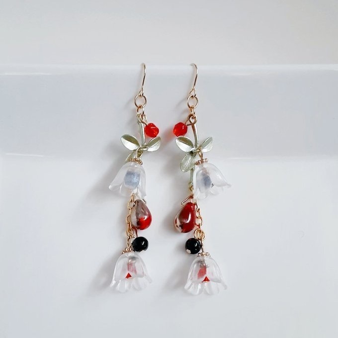 すずらんビーズとしずくビーズが揺れるお洒落ロングピアス/イヤリング(木いちご)
