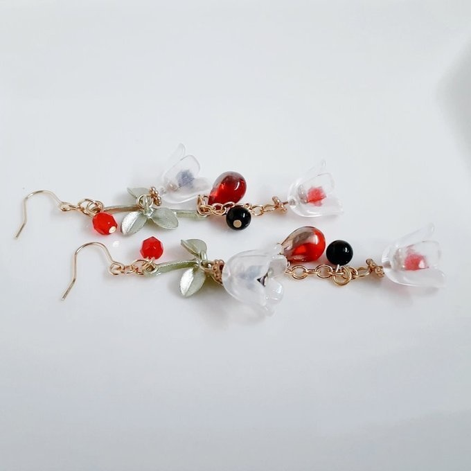 すずらんビーズとしずくビーズが揺れるお洒落ロングピアス/イヤリング(木いちご)
