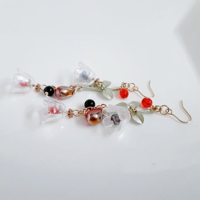 すずらんビーズとしずくビーズが揺れるお洒落ロングピアス/イヤリング(木いちご)