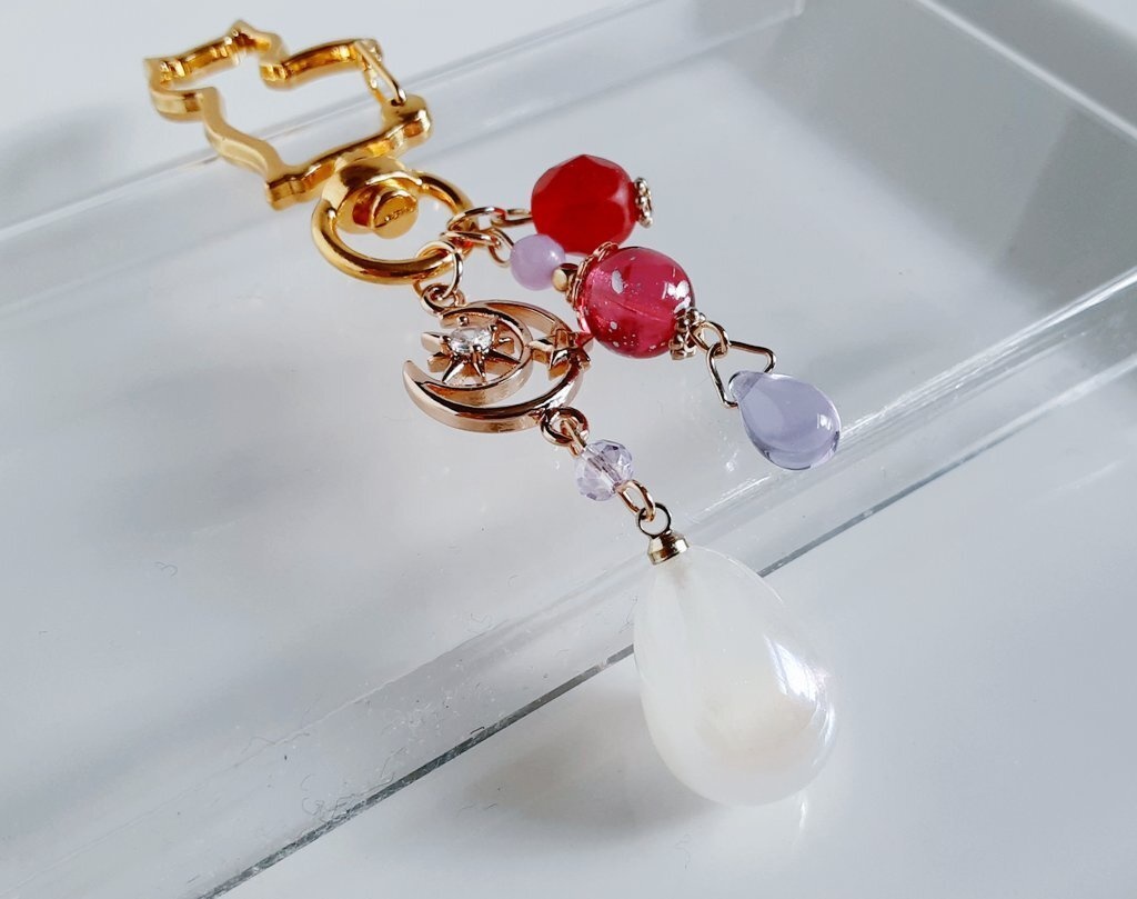 幻想的なパールチャームと宇宙モチーフが素敵な大ぶりサイズのお洒落キーホルダー(魅惑のピンクパープル)