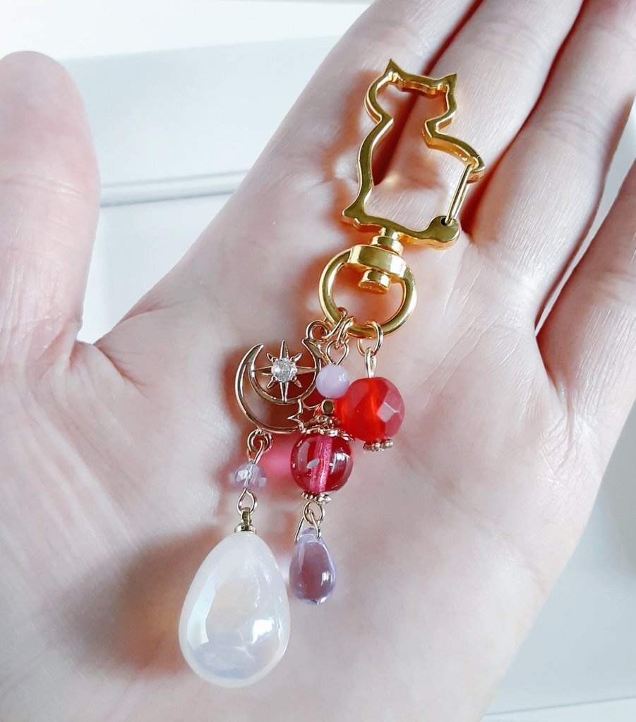 幻想的なパールチャームと宇宙モチーフが素敵な大ぶりサイズのお洒落キーホルダー(魅惑のピンクパープル)