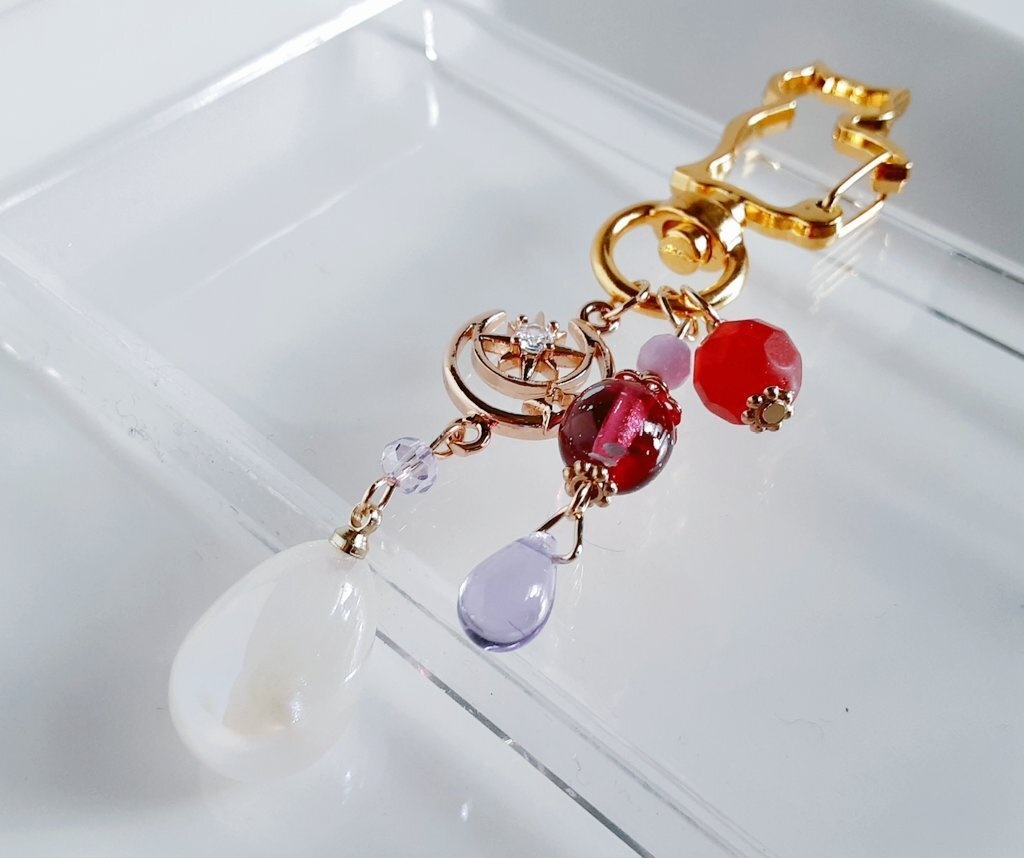 幻想的なパールチャームと宇宙モチーフが素敵な大ぶりサイズのお洒落キーホルダー(魅惑のピンクパープル)