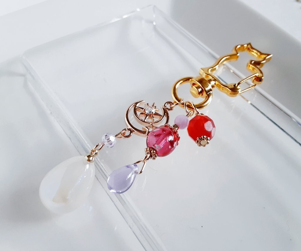 幻想的なパールチャームと宇宙モチーフが素敵な大ぶりサイズのお洒落キーホルダー(魅惑のピンクパープル)