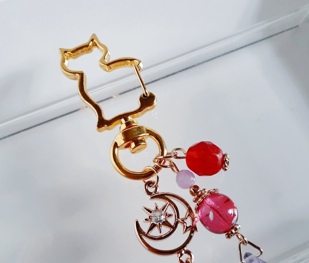 幻想的なパールチャームと宇宙モチーフが素敵な大ぶりサイズのお洒落キーホルダー(魅惑のピンクパープル)