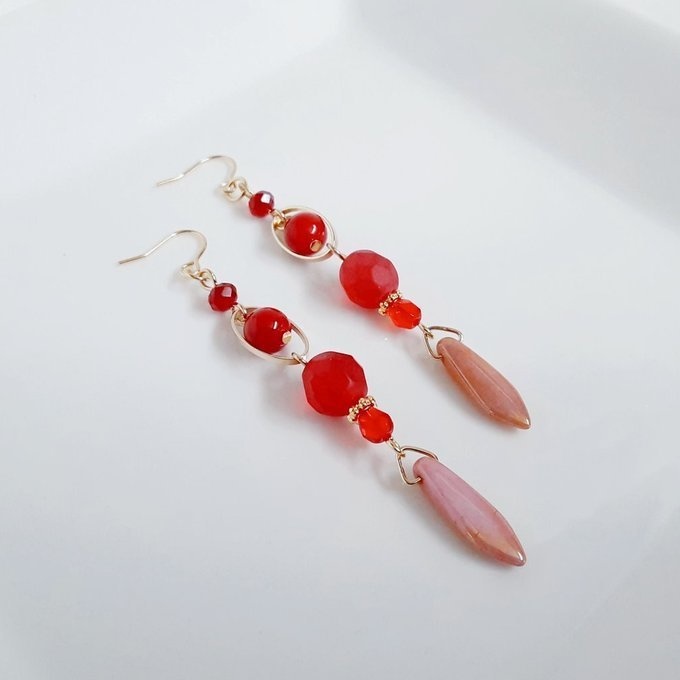 チェコビーズとオーバルフープのお洒落ロングピアス/イヤリング(レッドピンク)
