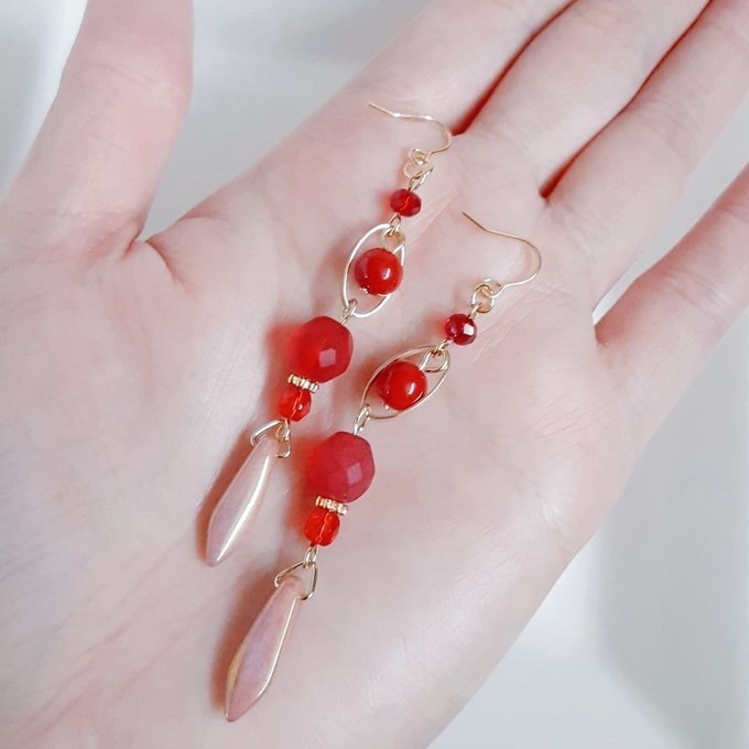 チェコビーズとオーバルフープのお洒落ロングピアス/イヤリング(レッドピンク)