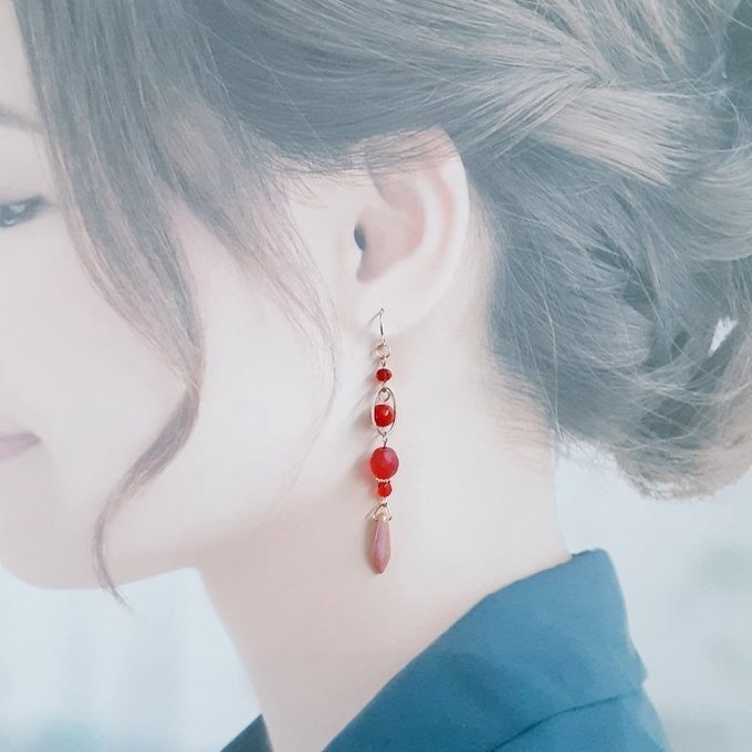 チェコビーズとオーバルフープのお洒落ロングピアス/イヤリング(レッドピンク)