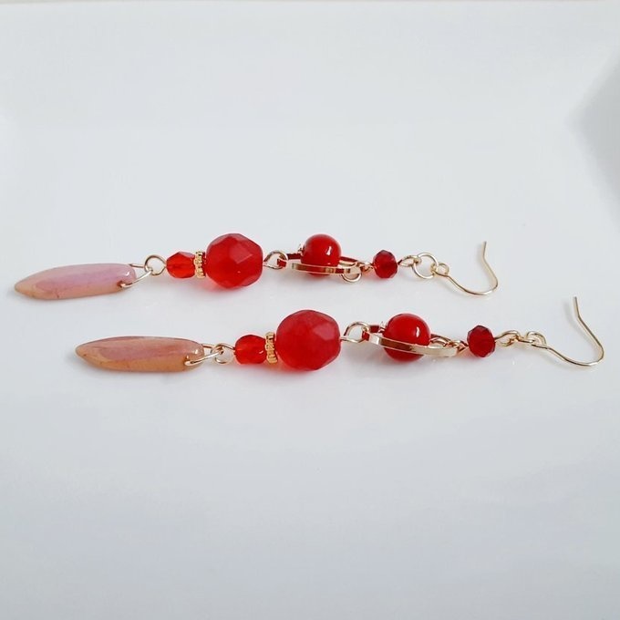 チェコビーズとオーバルフープのお洒落ロングピアス/イヤリング(レッドピンク)