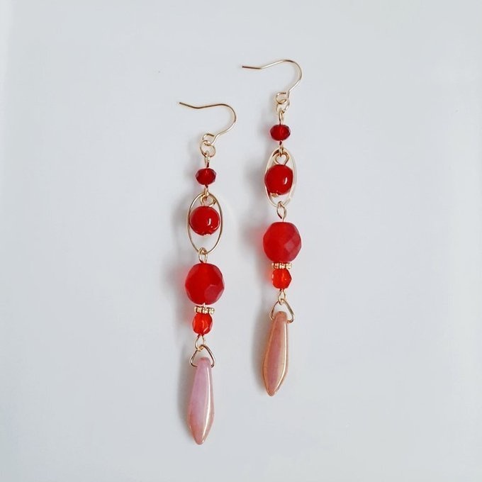 チェコビーズとオーバルフープのお洒落ロングピアス/イヤリング(レッドピンク)