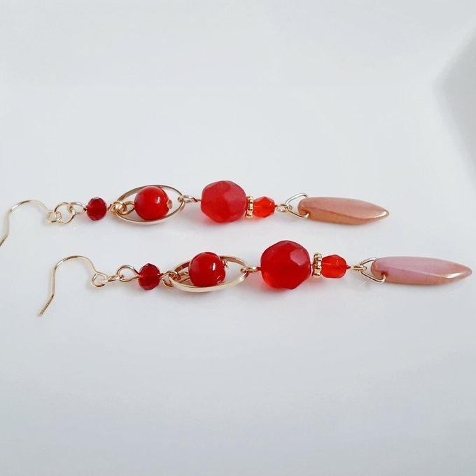 チェコビーズとオーバルフープのお洒落ロングピアス/イヤリング(レッドピンク)