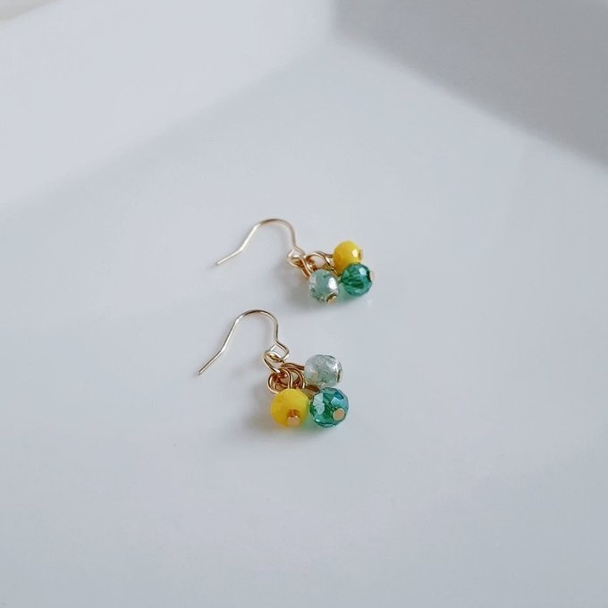 ガラスビーズとチェコビーズのイエローグリーン色のミニピアス