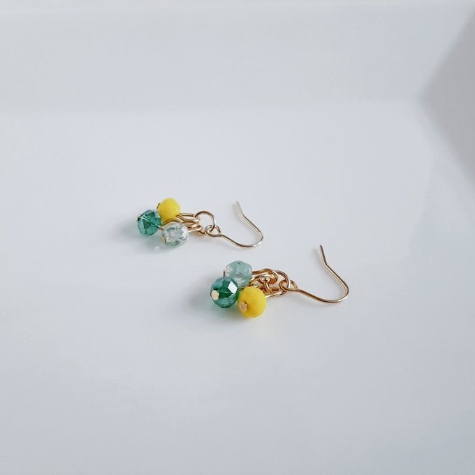 ガラスビーズとチェコビーズのイエローグリーン色のミニピアス