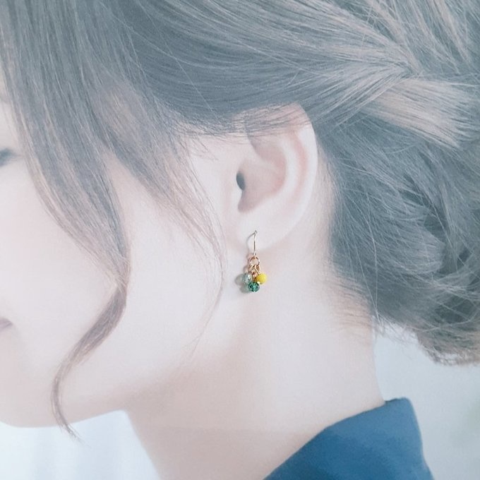 ガラスビーズとチェコビーズのイエローグリーン色のミニピアス