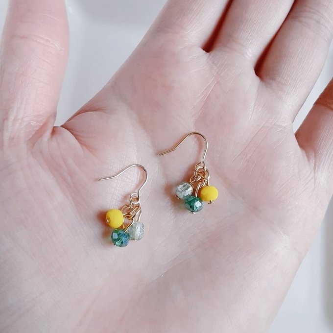 ガラスビーズとチェコビーズのイエローグリーン色のミニピアス