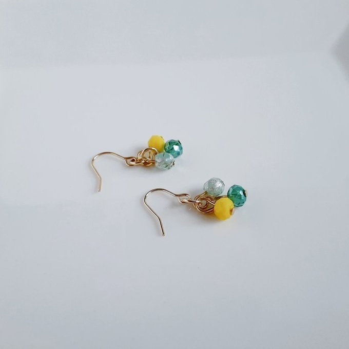 ガラスビーズとチェコビーズのイエローグリーン色のミニピアス