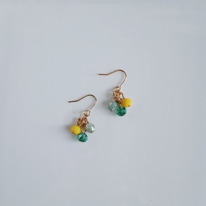 ガラスビーズとチェコビーズのイエローグリーン色のミニピアス