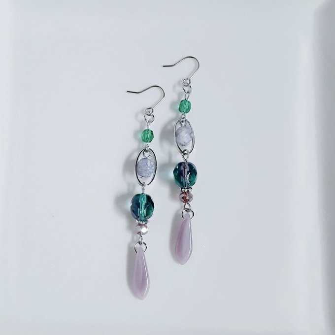 再販☆チェコビーズとオーバルフープのお洒落ロングピアス/イヤリング(エメラルドグリーン×アメジストパープル)