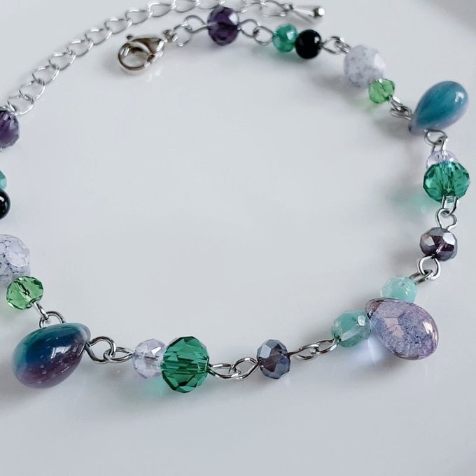 しずくとガラスビーズの幻想的なアメジストグリーンカラーのグラデーション風ブレスレット