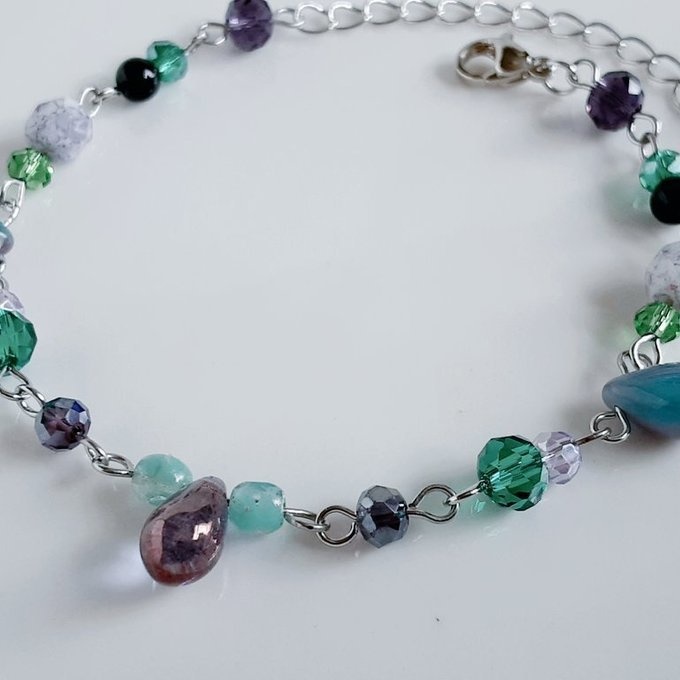 しずくとガラスビーズの幻想的なアメジストグリーンカラーのグラデーション風ブレスレット