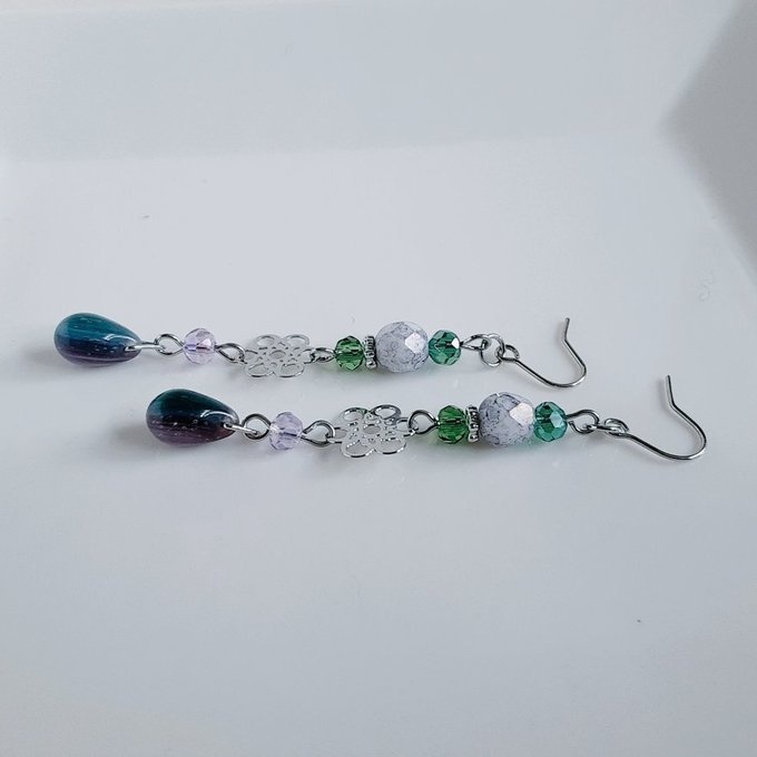 お花の透かしとガラスビーズのアメジストグリーンカラーのピアス