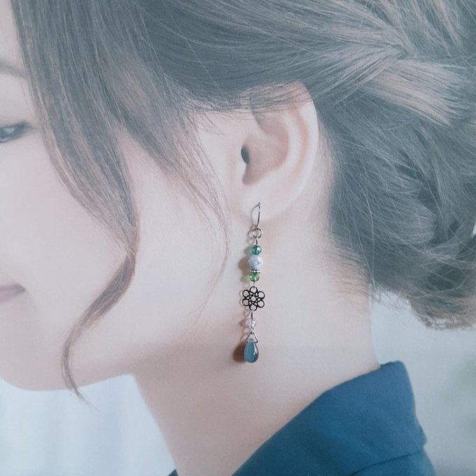 お花の透かしとガラスビーズのアメジストグリーンカラーのピアス