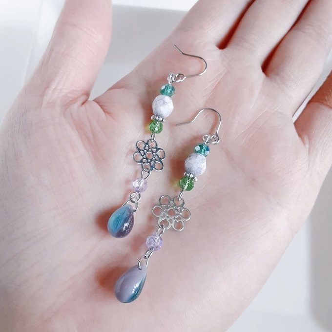 お花の透かしとガラスビーズのアメジストグリーンカラーのピアス