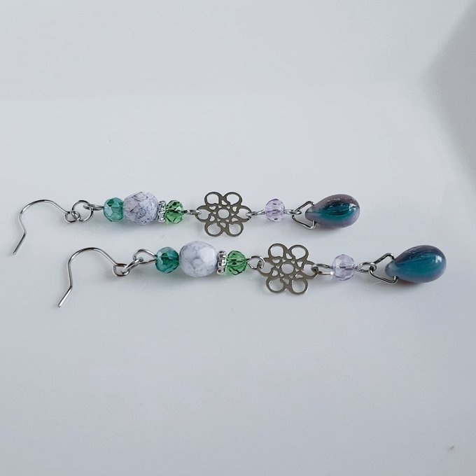 お花の透かしとガラスビーズのアメジストグリーンカラーのピアス