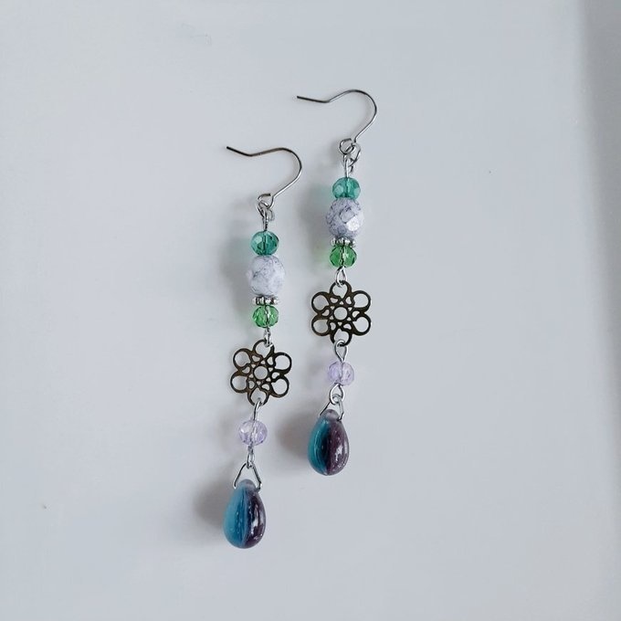 お花の透かしとガラスビーズのアメジストグリーンカラーのピアス