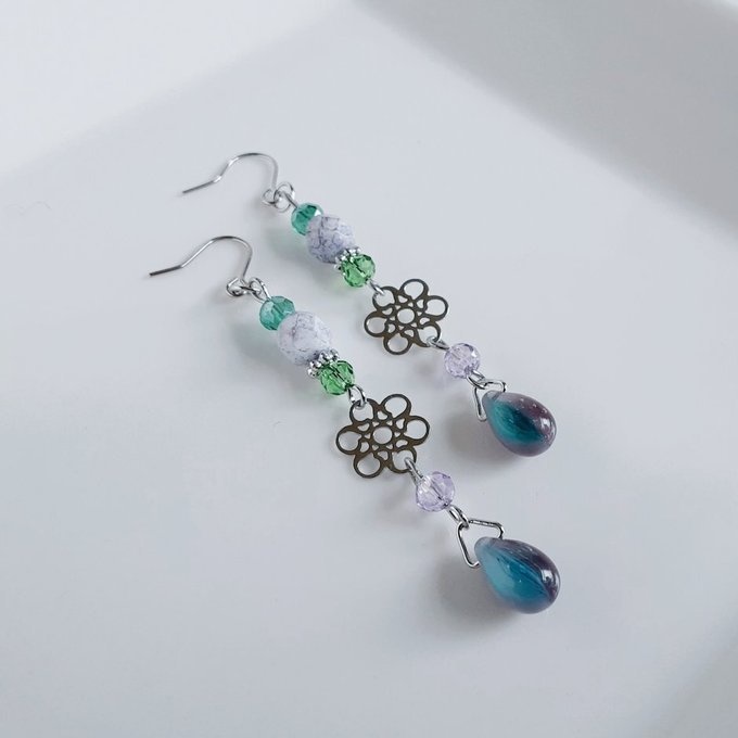 お花の透かしとガラスビーズのアメジストグリーンカラーのピアス