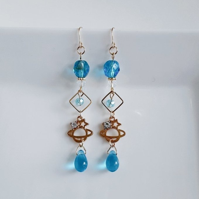 土星チャームが可愛い☆スクエアとチェコビーズとガラスビーズのゆらゆらロングピアス/イヤリング(アクアブルー)