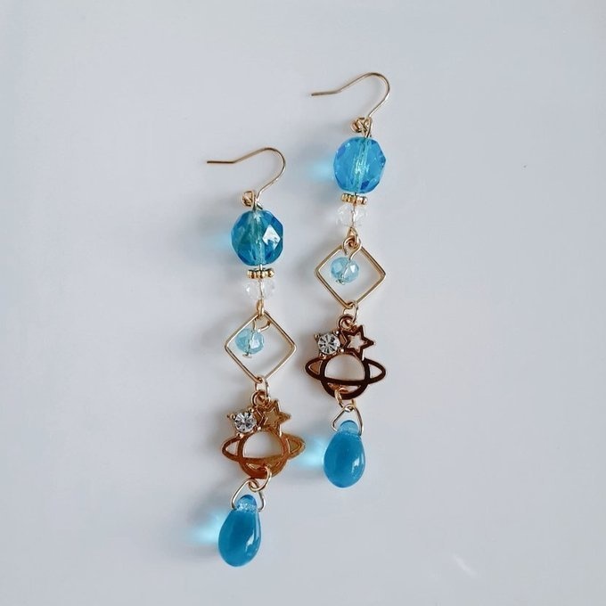 土星チャームが可愛い☆スクエアとチェコビーズとガラスビーズのゆらゆらロングピアス/イヤリング(アクアブルー)
