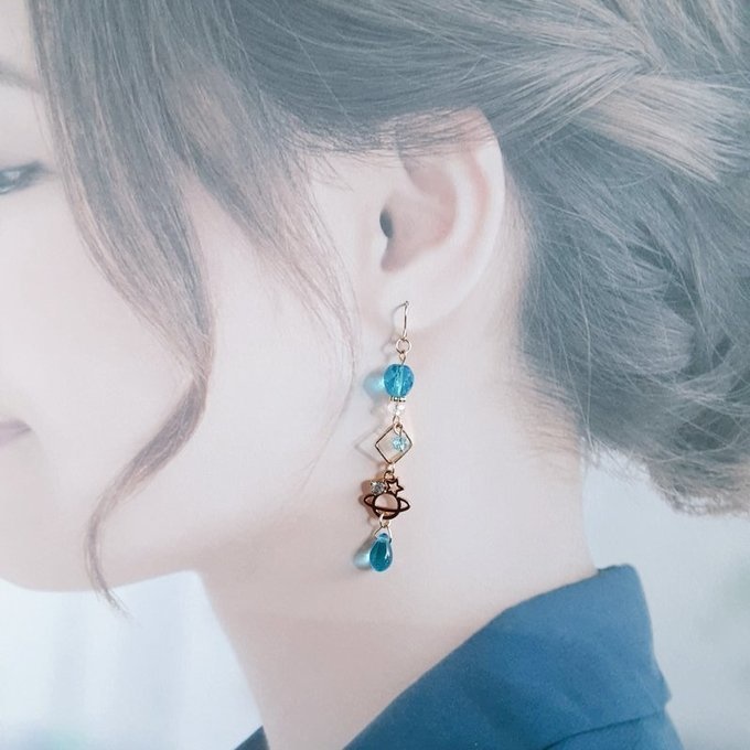土星チャームが可愛い☆スクエアとチェコビーズとガラスビーズのゆらゆらロングピアス/イヤリング(アクアブルー)