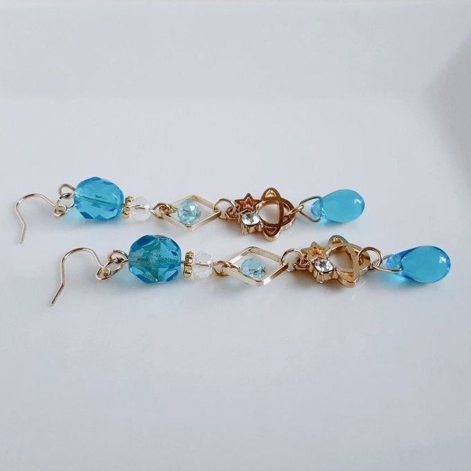 土星チャームが可愛い☆スクエアとチェコビーズとガラスビーズのゆらゆらロングピアス/イヤリング(アクアブルー)
