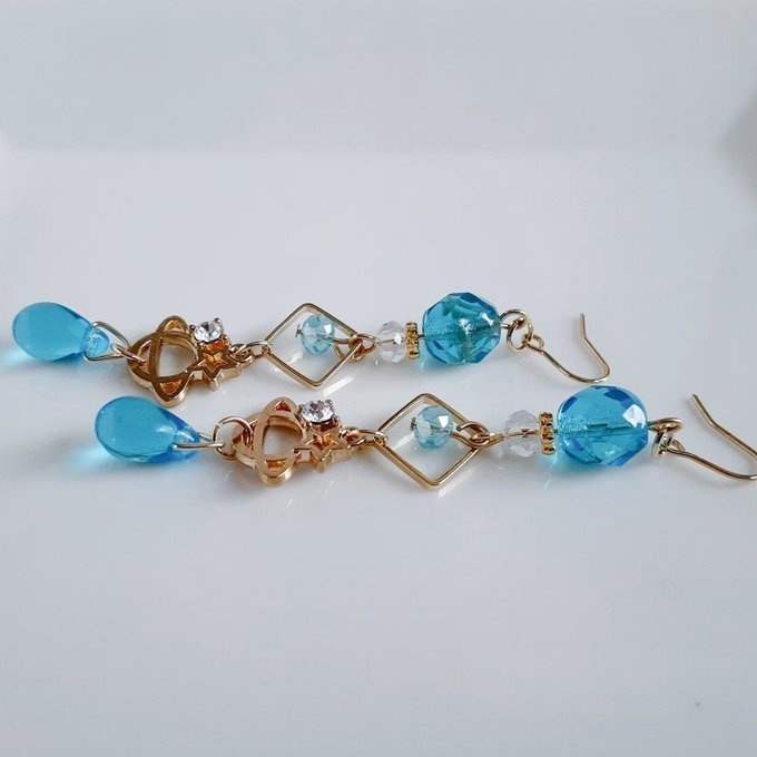 土星チャームが可愛い☆スクエアとチェコビーズとガラスビーズのゆらゆらロングピアス/イヤリング(アクアブルー)