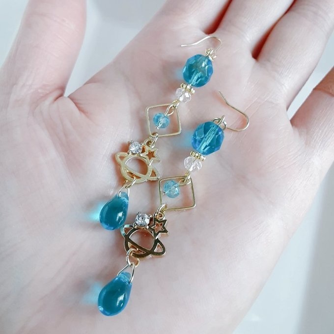土星チャームが可愛い☆スクエアとチェコビーズとガラスビーズのゆらゆらロングピアス/イヤリング(アクアブルー)