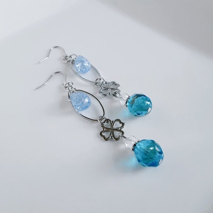 しずくが揺れるオーバルフープとチェコビーズと四葉のクローバーのピアス/イヤリング(アクアブルー)