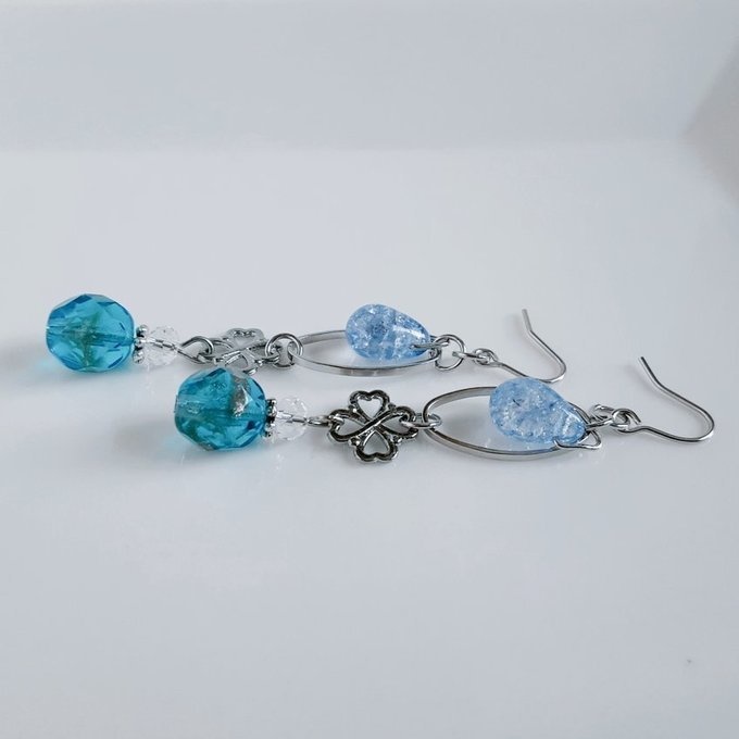 しずくが揺れるオーバルフープとチェコビーズと四葉のクローバーのピアス/イヤリング(アクアブルー)