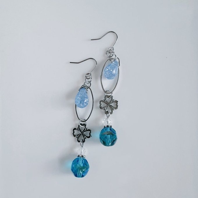 しずくが揺れるオーバルフープとチェコビーズと四葉のクローバーのピアス/イヤリング(アクアブルー)